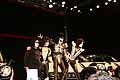Mini Kiss e rock band Kiss al completo: Paul Stanley, Gene Simmons, Eric Singer e Tommy Thayer